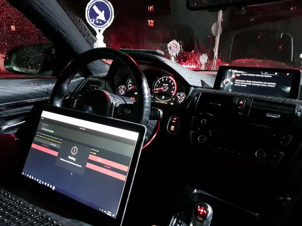 Laptop met tuningsoftware in het interieur van een BMW tijdens het datalogging