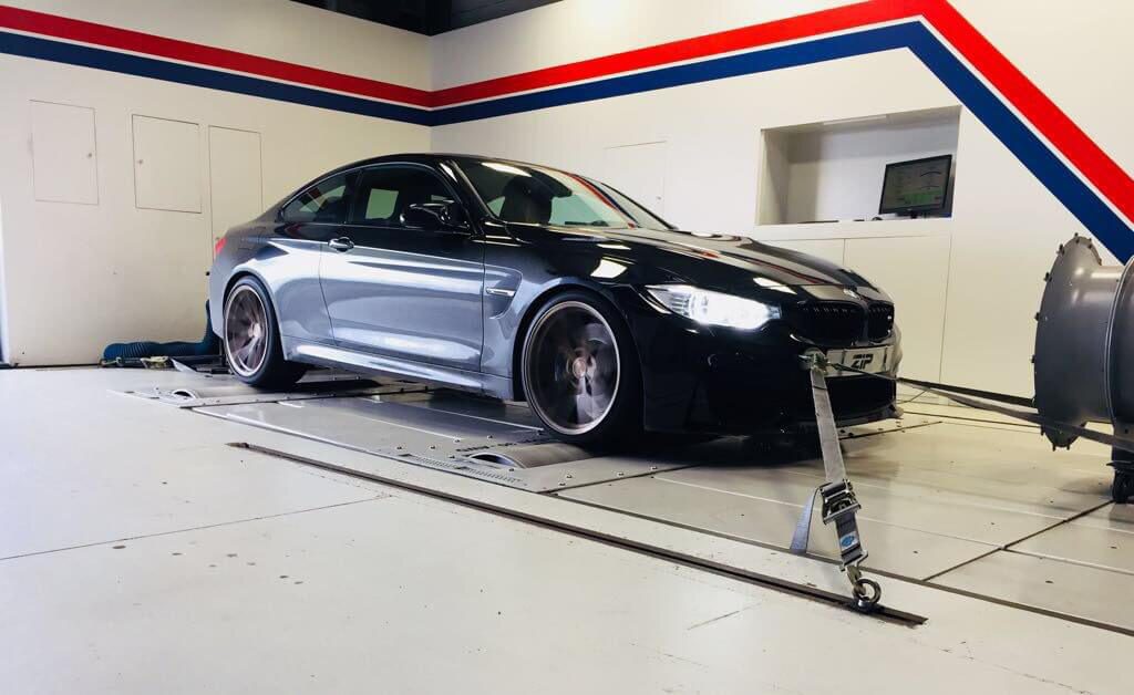 BMW M6 op de rollenbank in de werkplaats